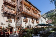 Hotel de charme monetier les bains le devant de l'hôtel